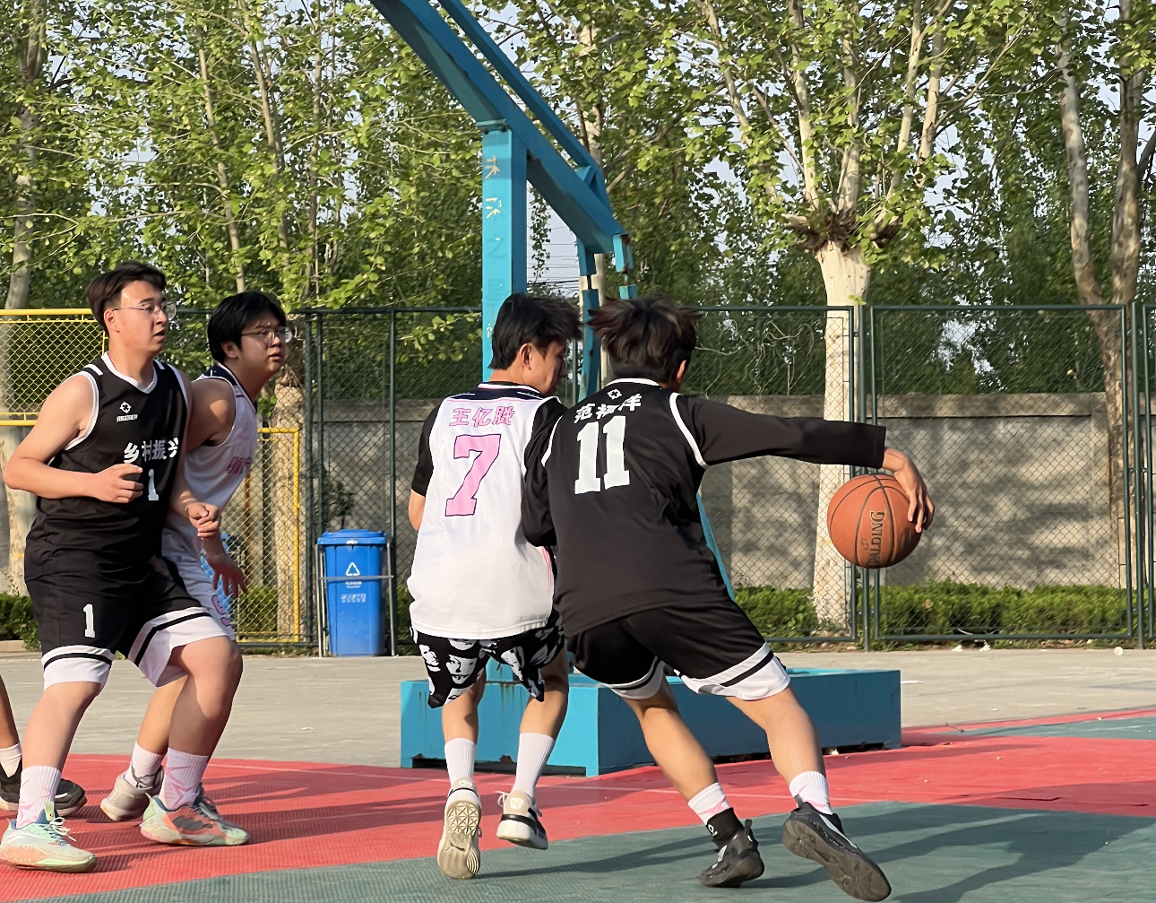 关于篮球场上的精神风采赢得全场尖叫的信息 关于篮球场上的精神风采赢得全场尖叫的信息